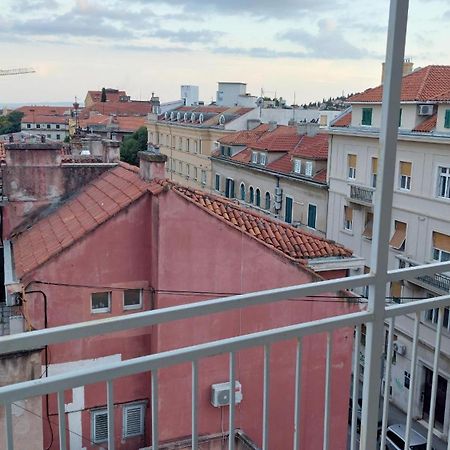 Room With Private Toilet And Balcony In City Center In Shared Apartment Σπλιτ Εξωτερικό φωτογραφία