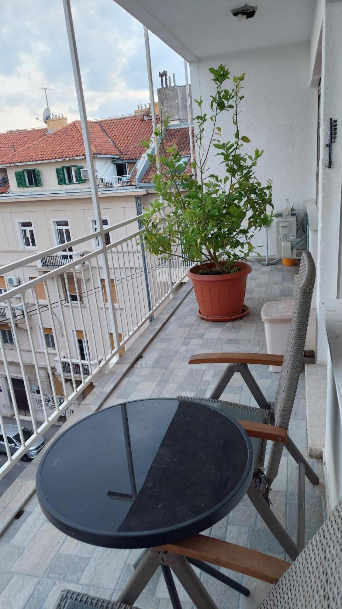 Room With Private Toilet And Balcony In City Center In Shared Apartment Σπλιτ Εξωτερικό φωτογραφία